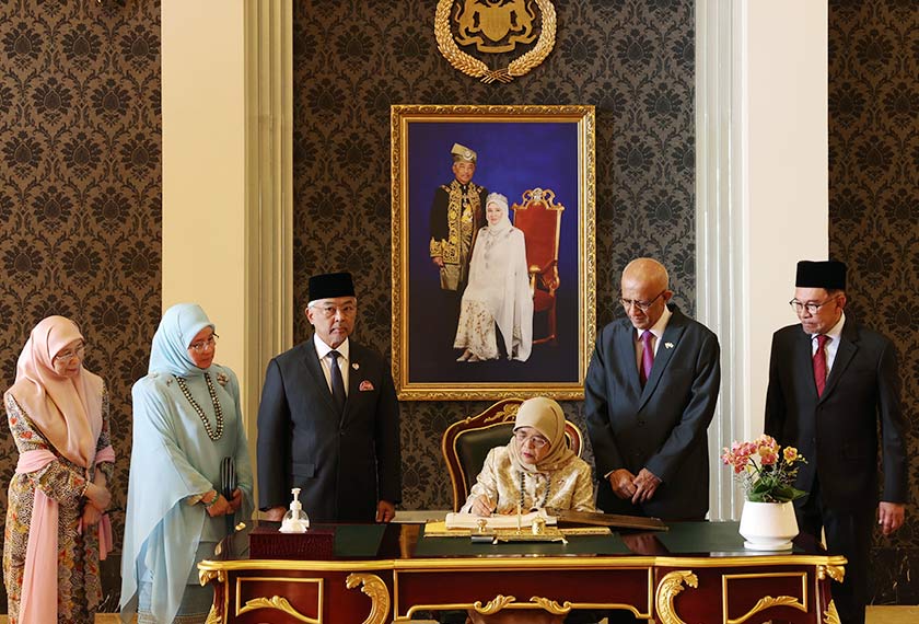 Presiden Singapura Halimah Yacob (empat, kiri) menandatangani buku pelawat pada sambutan negara di Istana Negara hari ini. - Foto BERNAMA