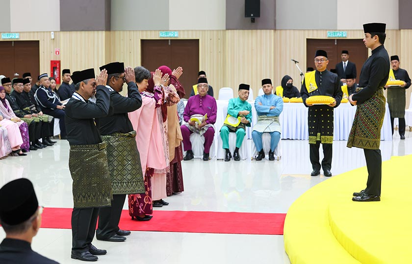 Pemangku Raja Pahang Tengku Hassanal Ibrahim Alam Shah Al-Sultan Abdullah (kanan) berkenan berangkat pada Istiadat Pengurniaan Darjah Kebesaran dan Pingat Negeri Pahang Sempena Memuliakan Ulang Tahun Hari Keputeraan Ke-63 di Dewan Tun Razak hari ini. - Foto BERNAMA