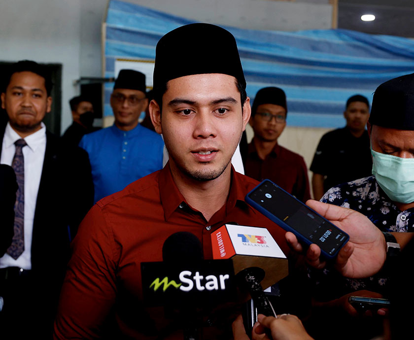 Pelakon Muhammad Hafidz Roshdi, 29, ditemui media selepas keluar dari Mahkamah Rendah Syariah bagi sebutan semula kes penceraian dengan isterinya Nurul Shuhada Mat Shukri, 29, hari ini. - Foto BERNAMA