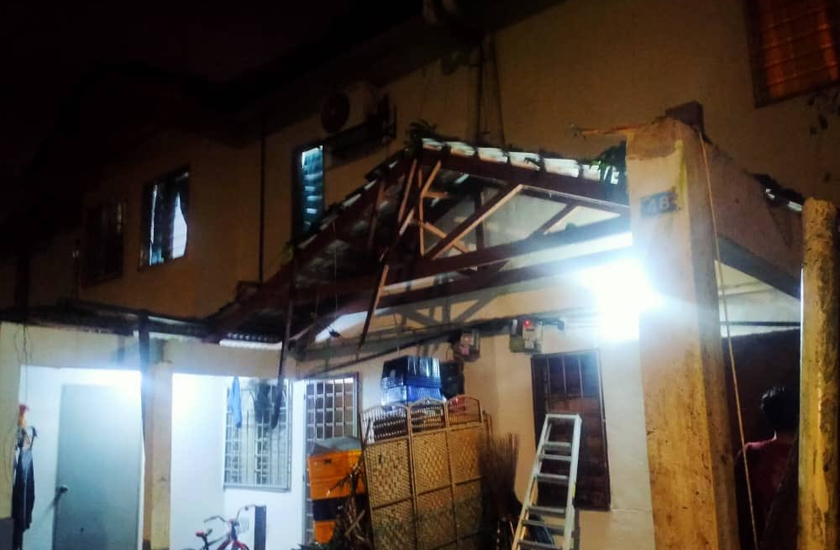 Hujan lebat dan ribut di kawasan sekitar Taman Desa Riang, Damansara Damai, Selangor tengah malam tadi menyebabkan tujuh buah rumah terjejas dan enam kenderaan dihempap pokok tumbang. - Foto JBPM