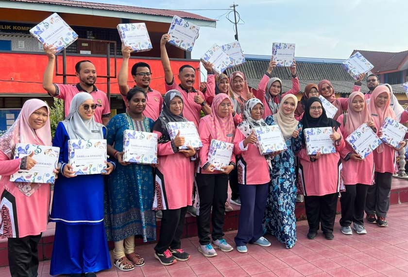 Penyerahan sumbangan sama turut berlangsung di Sekolah Kebangsaan (SK) Teluk Panglima Garang, Banting.