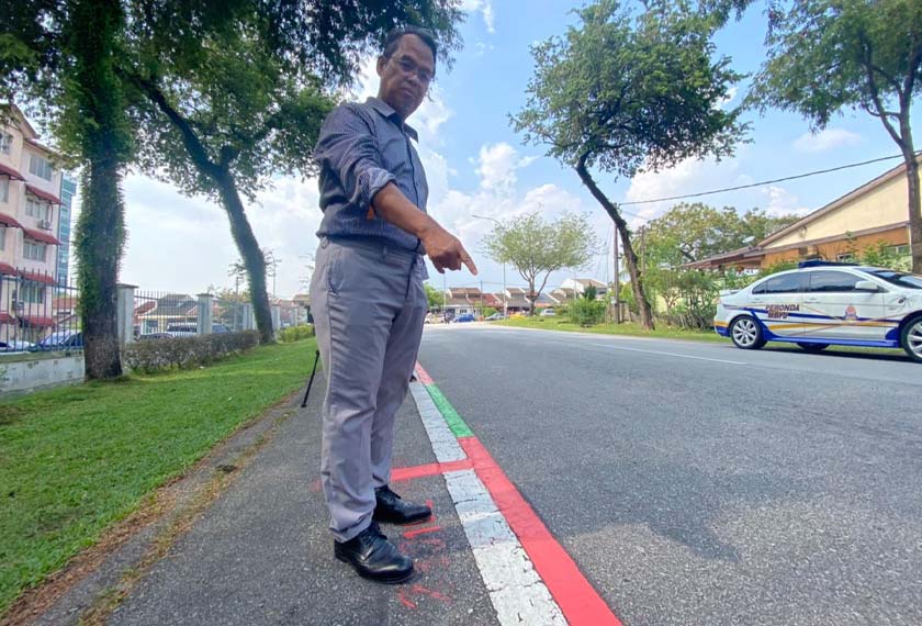 Datuk Bandar Petaling Jaya, Mohamad Azhan Md Amir menunjukkan petak-petak khas di Bazar Ramadan Kelana Jaya. Gambar: Astro AWANI