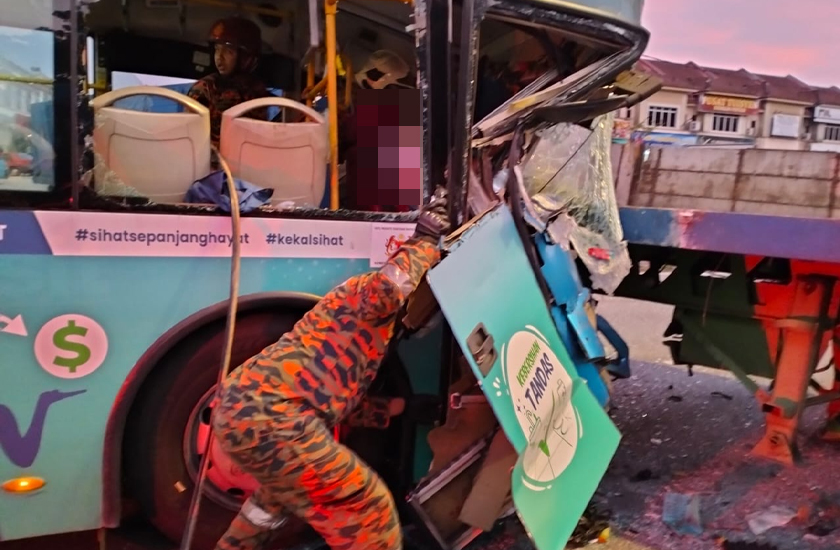 Anggota bomba menggunakan peralatan khas untuk mengeluarkan mangsa sebelum menyerahkannya kepada pihak KKM untuk tindakan selanjutnya. - Foto JBPM