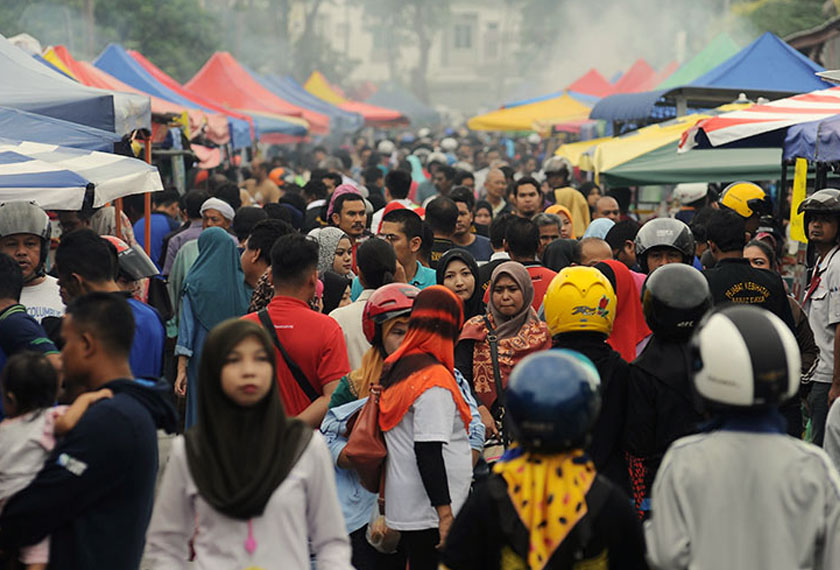 Bazar Ramadan menyediakan pelbagai juadah berbuka puasa buat pengunjung saban tahun setiap kali menjelang bulan Ramadan. Gambar: Fail