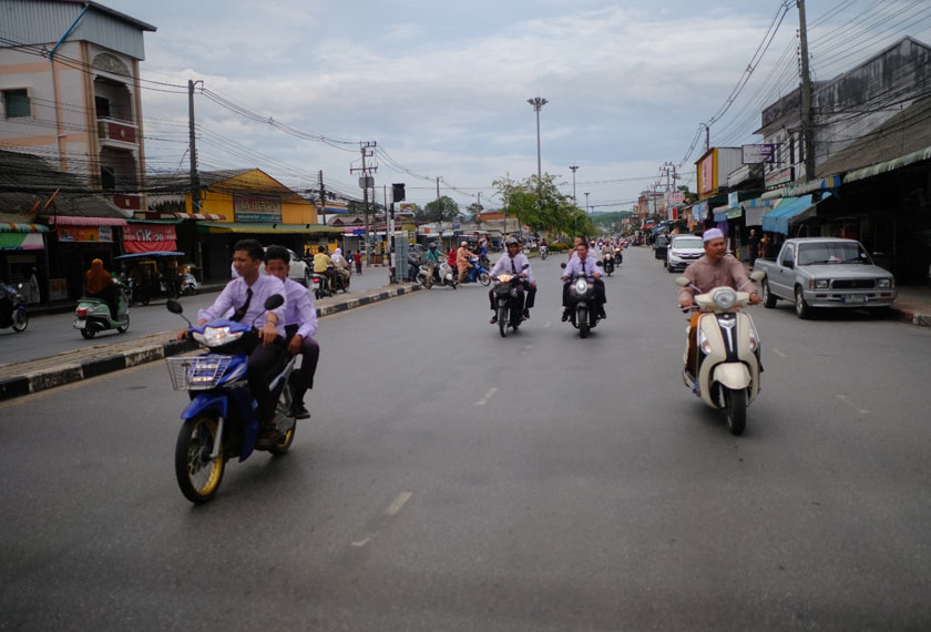 Tinjauan pendapat dalam kalangan penuntut universiti menunjukkan golongan muda turut memberi perhatian kepada parti Phue Thai. - Gambar/ Astro AWANI/ Shafizan Johari