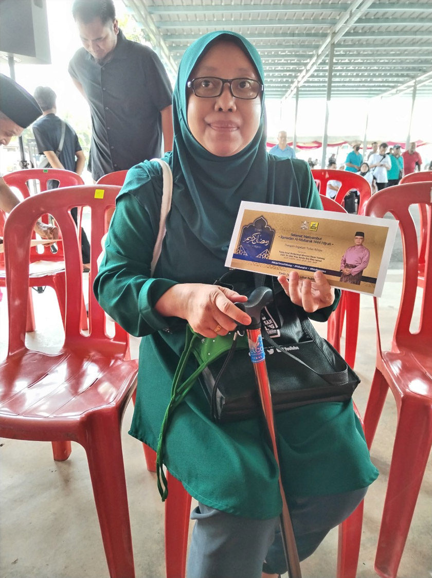 Susilawati Haron bersama bantuan yang diterima sempena Majlis Penyampaian Sumbangan  Ahlan Ramadan Yayasan Pahang 2023 di Dewan Terbuka Laman Sejahtera Jelai, Felda Koyan 1 di sini pada Sabtu. - Foto Astro AWANI