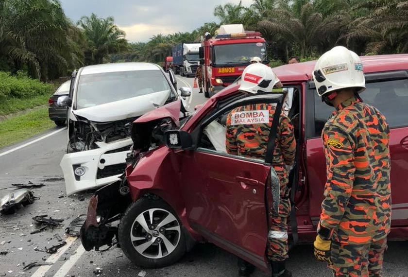 Mangsa, Norliza Nawayi@Nawawi, 42, disahkan meninggal dunia di lokasi kemalangan. - Foto JBPM