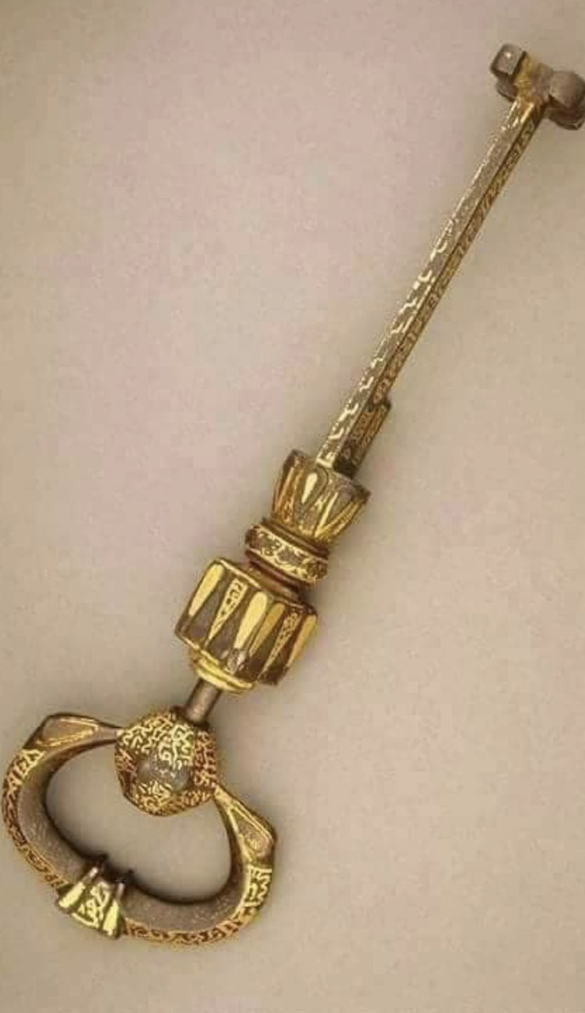 Sebelum ini, lama dahulu, penjaga asalnya ialah cucu kepada Qusai Bib Kilab Bin Murrah.