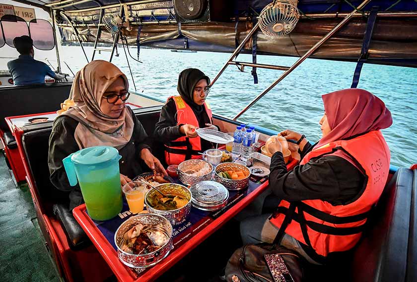 Penumpang bot Payang Water Taxi ditawarkan tarikan baharu iaitu pakej 'Nasi Tenong' untuk mereka yang menggunakan perkhidmatan itu sepanjang Ramadan ini. --fotoBERNAMA