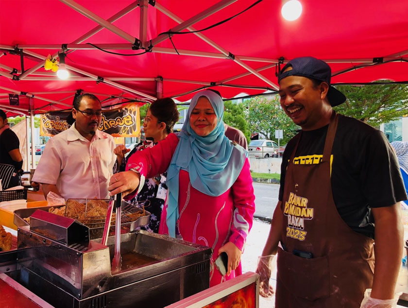 Salbiah Mohamed ketika mengadakan sesi 'walkabout' di Bazar Ramadan Bulatan Amanjaya. - Astro AWANI