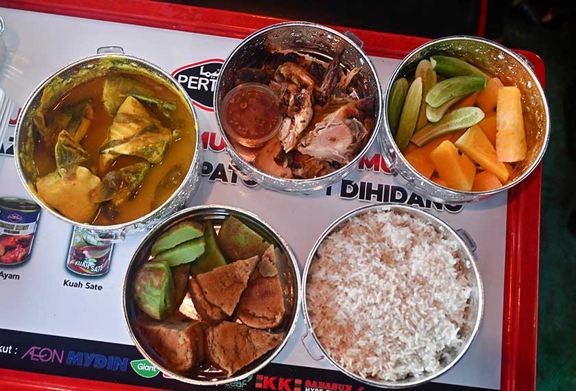 Antara juadah berbuka puasa yang disediakan di atas bot Payang Water Taxi. --fotoBERNAMA