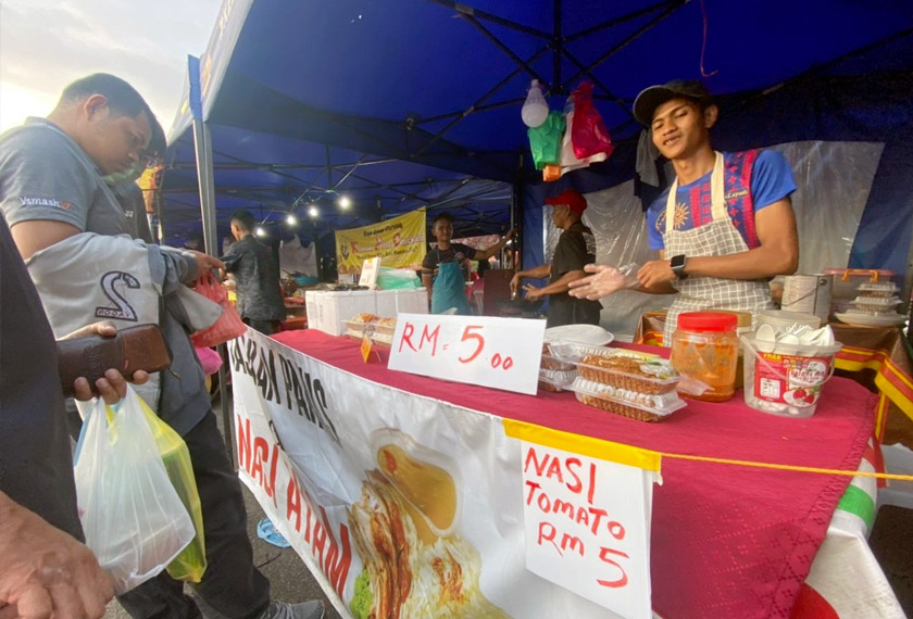 Juadah dengan harga Menu Rahmah mendapat sambutan dikalangan pengunjung.Gambar: Astro AWANI