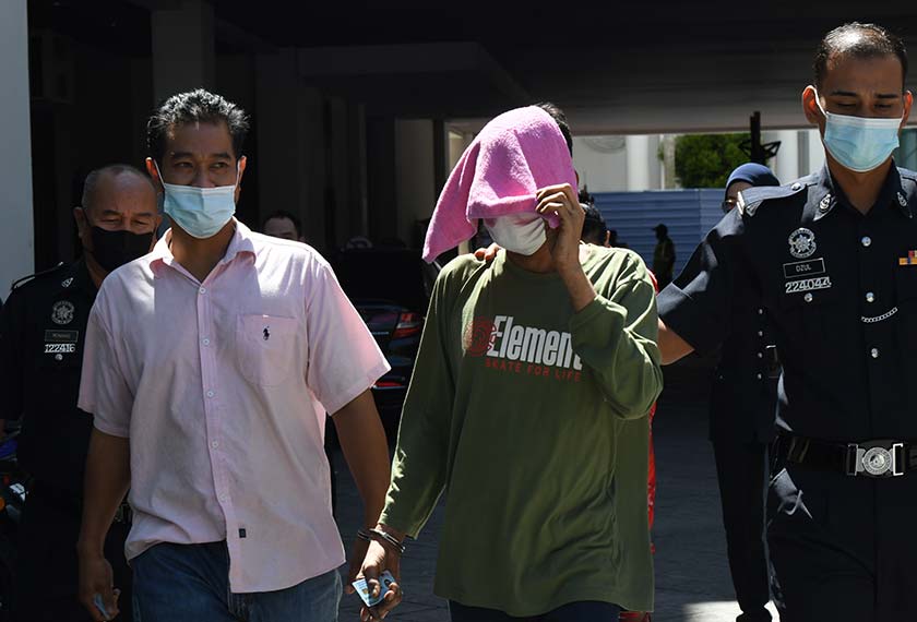 Pekerja hotel Zuhan Khan Mohamed Ali, 52, (dua, kanan) dan peniaga Mohd Kadrie Kamarulzaman, 41, (dua, kiri) mengaku tidak bersalah di Mahkamah Majistret hari ini terhadap pertuduhan memiliki wang palsu minggu lepas. - Foto BERNAMA