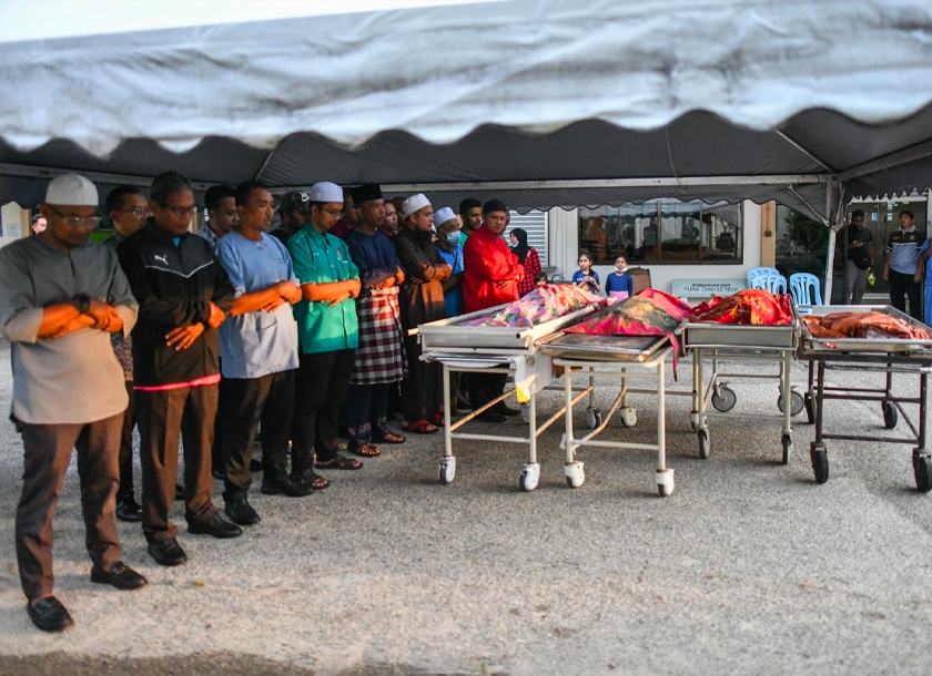 keempat-empat jenazah disembahyangkan di Hospital Pakar Sultanah Fatimah. - Foto Facebook Ebit Lew