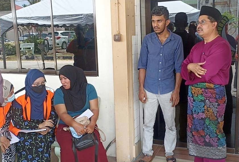 Thein Ko Htut (tiga dari kanan) bersama isterinya, Nabila (dua dari kiri) di pekarangan bilik forensik,Hospital Pakar Sultanah Fatimah Muar pada Khamis. - Foto Sinar Harian
