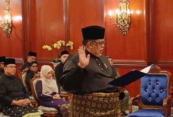 Ab Rauf sworn in as Melaka's 13th Chief Minister | Awani International