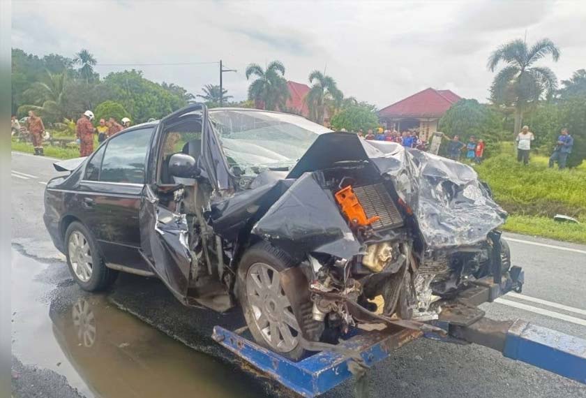 Keadaan sebuah lagi kenderaan yang terbabit dalam kemalangan berkenaan. - Foto Polis Daerah Pontian