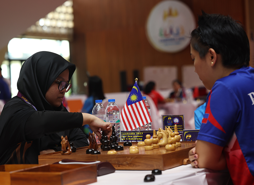 Aksi Nur Faiqah (kiri) ketika menentang pemain dari Filipina dalam acara regu Wanita 'Chess Ouk Chaktrang' yang berlangsung di Royal Universiti Of Phnom Penh pada Sukan SEA 2023 Phnom Penh Kemboja. --fotoBERNAMA