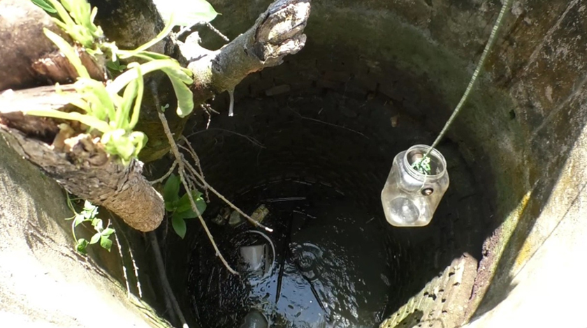 Lebih 2,000 penduduk di beberapa buah kampung di Tumpat terpaksa menggunakan air sungai atau air perigi selepas terputus bekalan air terawat. - Astro AWANI