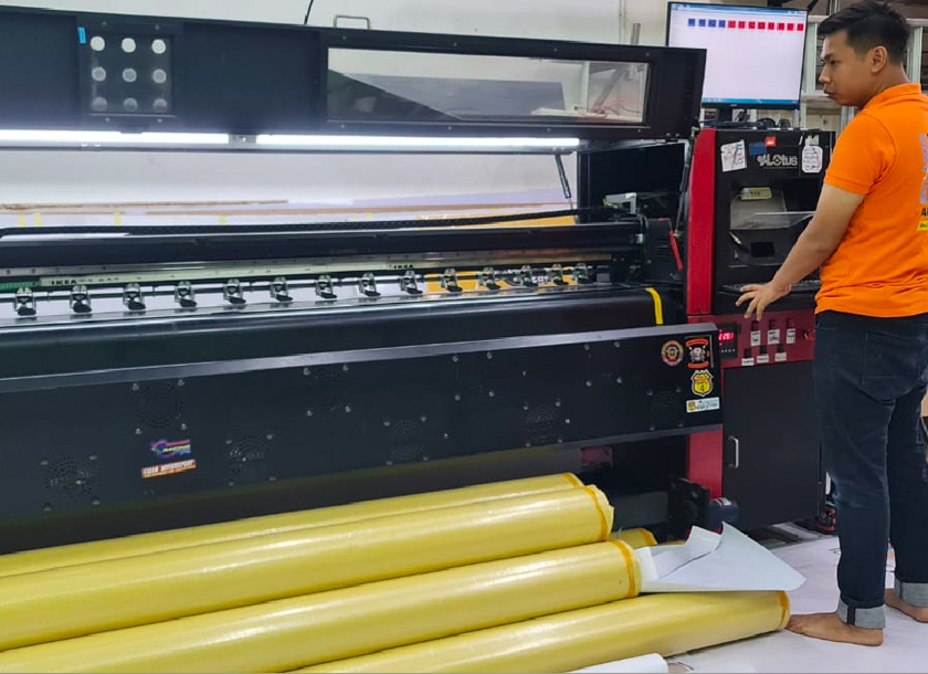 Antara mesin yang digunapakai adalah jenis Ecosovent printer bersaiz 6 kaki ataupun mesin percetakan bagi produk seperti pelekat. - Foto BERNAMA