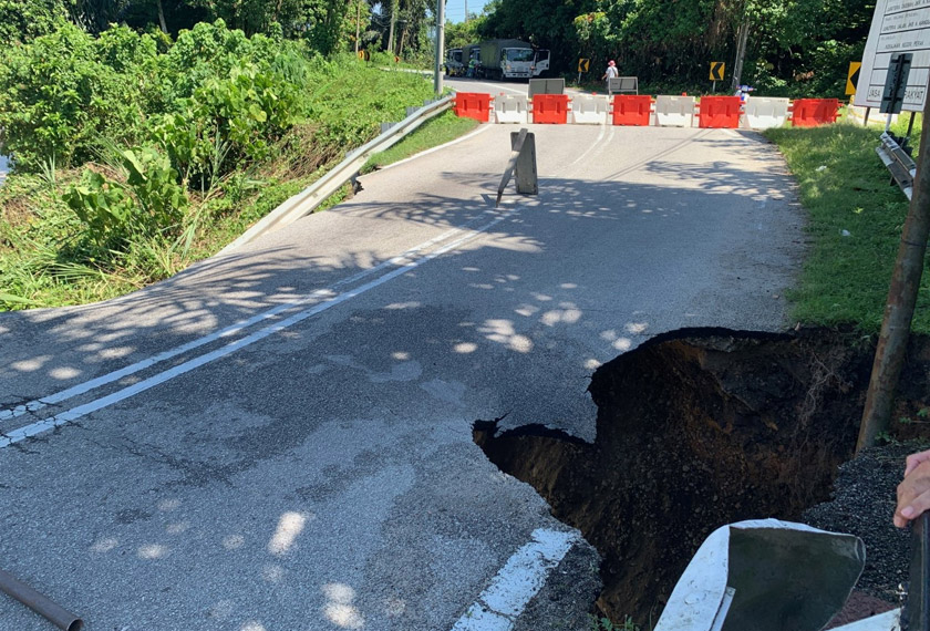 Keadaan jambatan menyeberangi Sungai Enggor di Sungai Siput yang runtuh. - Foto Astro AWANI