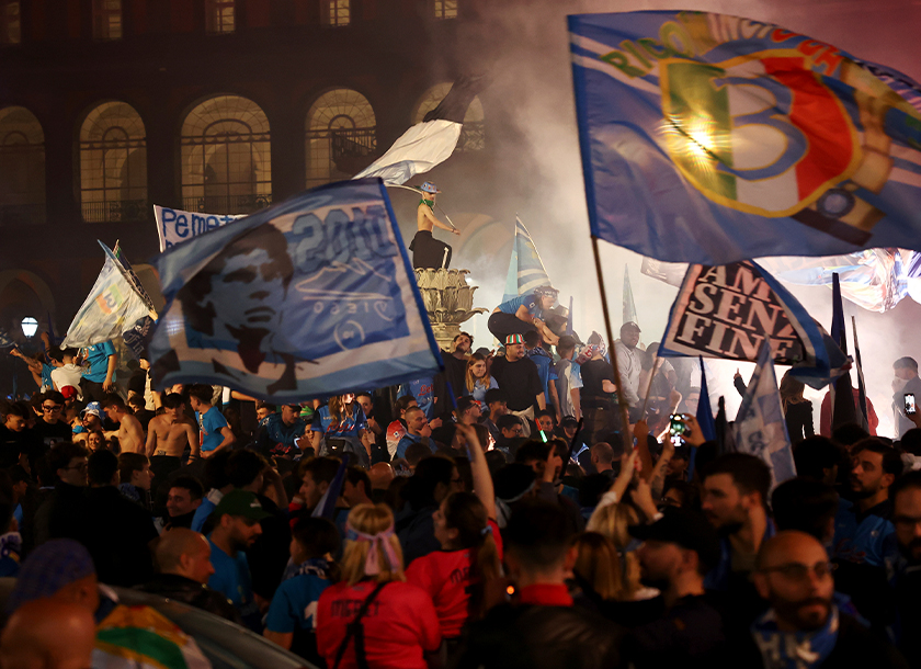 Peminat dan penyokong Napoli meraikan kejayaan pasukan itu meraih kedudukan sebagai juara Serie A di Naples, Itali, 4 Mei 2023. (Foto AP)