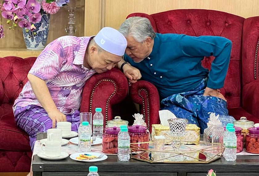Ahmad Zahid membisikkan sesuatu ke telinga Hajiji dalam kunjungannya di Seri Gaya, kediaman rasmi Ketua Menteri Sabah. - Foto media sosial