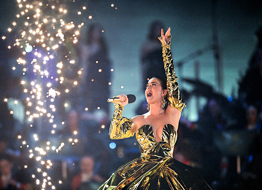 Katy Perry antara selebriti yang hadir melakukan persembahan pada Konsert Pertabalan yang berlangsung selama lebih 2 jam itu. - Foto REUTERS