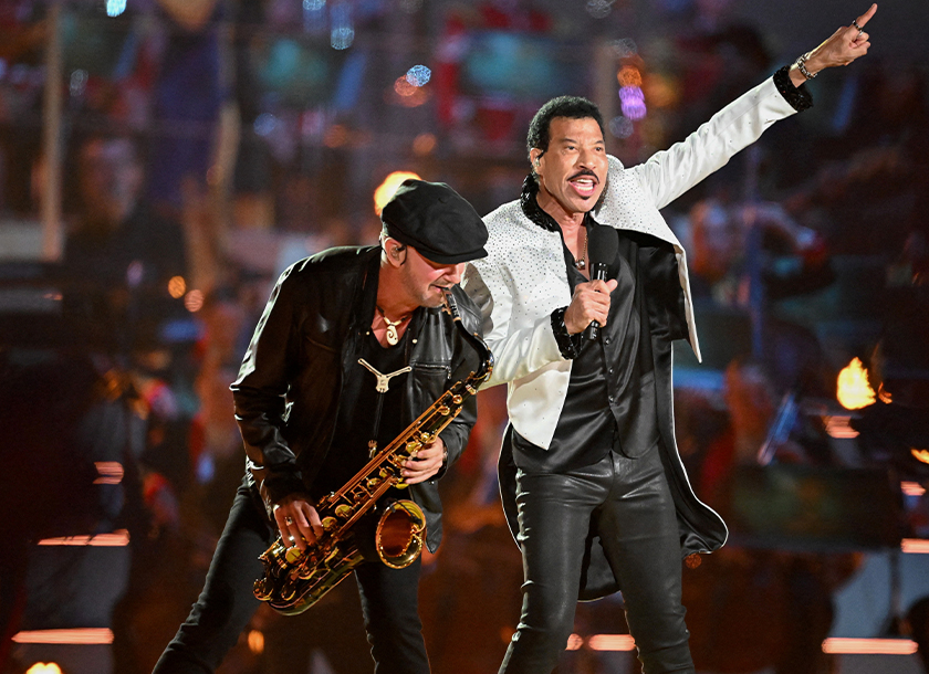 Lionel Richie antara selebriti yang membuat persembahan menyampaikan lagu All Night Long pada konsert itu. - Foto REUTERS