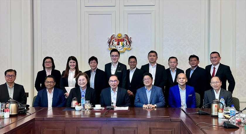 PM Anwar Ibrahim bergambar bersama Ahli Parlimen dan ADUN PH Sabah dalam pertemuan di pejabatnya hari ini. - Foto Media Ewon Benedick