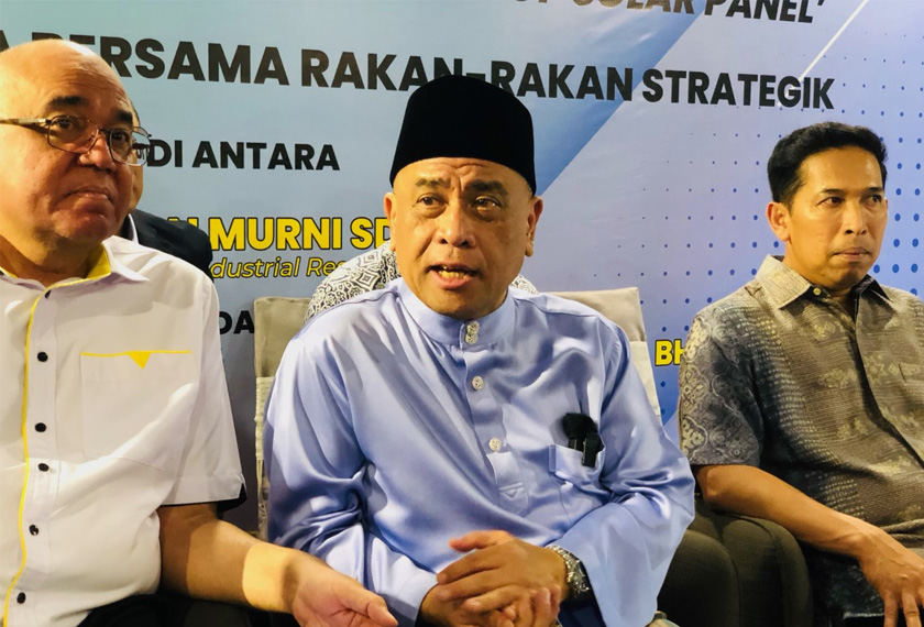 Saarani bercakap pada sidang media selepas melancarkan Program Pelestarian Bangunan PTTC Dengan Penggunaan Smart Solar Streetlighting & Rooftop Solar Panel di Meru Raya, Ipoh, malam tadi. - Foto Astro AWANI