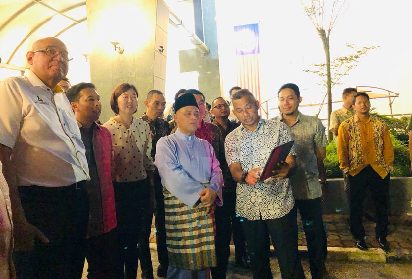 Saarani hadir pada majlis pelancaran Program Pelestarian Bangunan PTTC Dengan Penggunaan Smart Solar Streetlighting & Rooftop Solar Panel di Meru Raya, Ipoh, malam tadi. - Foto Astro AWANI