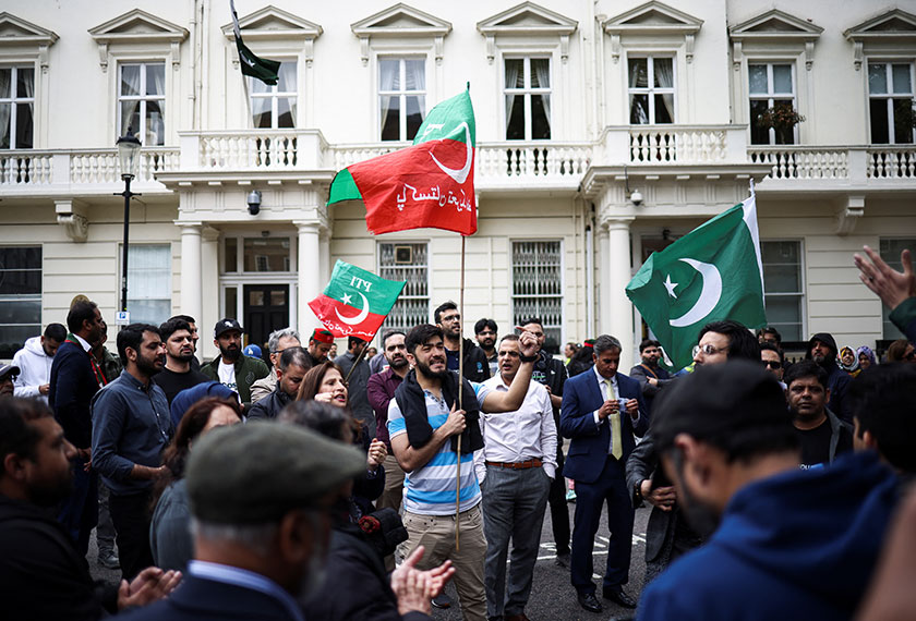 Protes turut tercetus dalam kalangan penyokong Imran Khan di luar bangunan Suruhanjaya Tinggi Pakistan di London, 9 Mei 2023. - REUTERS