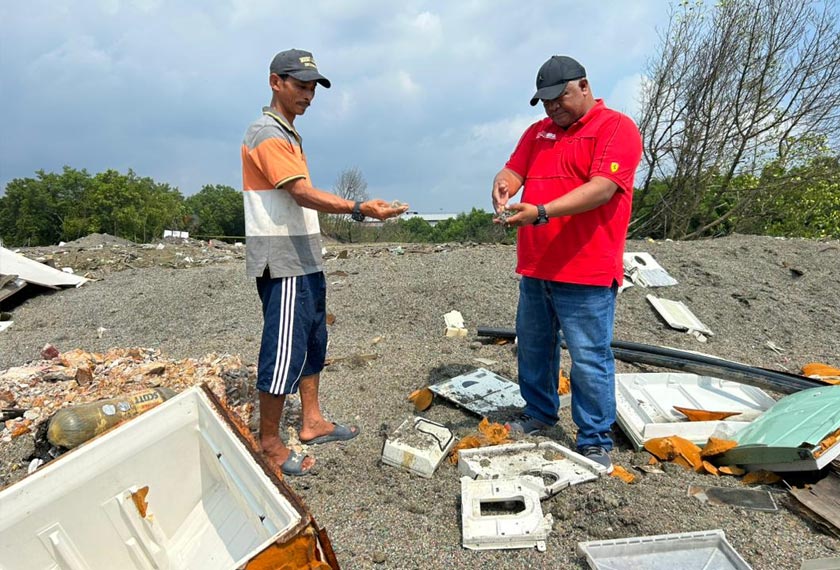 Mohd Hanif James Abdullah (kanan) dan Azman Ahmad Tamil. – Gambar Asto AWANI