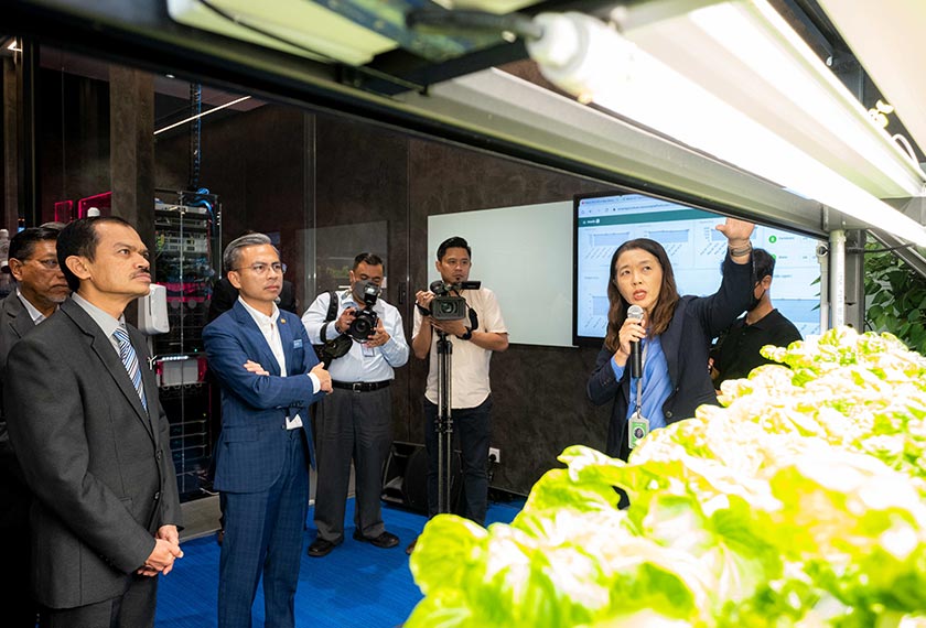 Menteri Komunikasi dan Digital, Fahmi Fadzil diberi penerangan tentang penyelesaian Pertanian Digital Maxis.