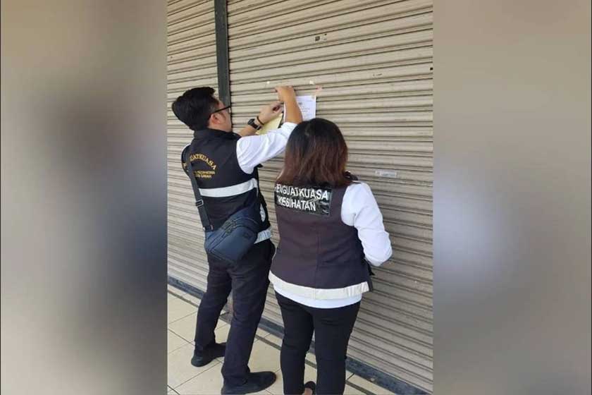 Penutupan premis dilakukan serta merta selepas restoran didapati melakukan pelbagai kesalahan dalam operasi bersepadu di sekitar PCC Kota Kinabalu. - Sinar Harian