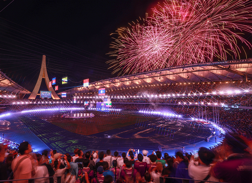 Orang ramai teruja menyaksikan persembahan bunga api pada majlis penutup Sukan SEA 2023 di Stadium Nasional Morodok Techo. --fotoBERNAMA