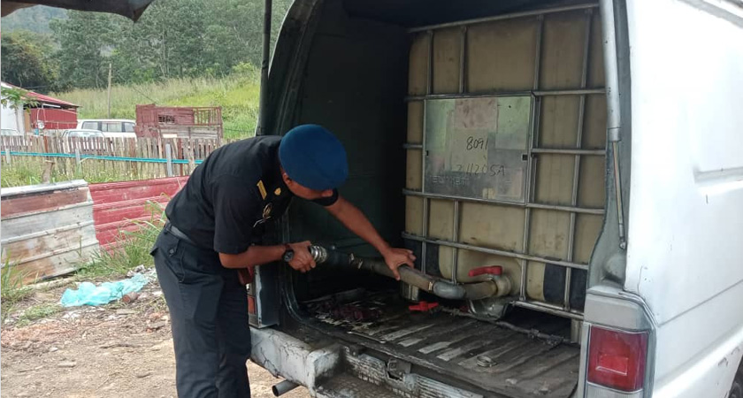 Turut ditemui dua kenderaan, sebuah lori loader lima tan dan van yang telah diubah suai. - Foto KPDN Perak