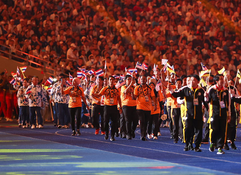 Barisan para atlet dari Malaysia berarak masuk pada acara penutup Sukan SEA 2023 Kemboja di Stadium Nasional Morodok Techo. --fotoBERNAMA
