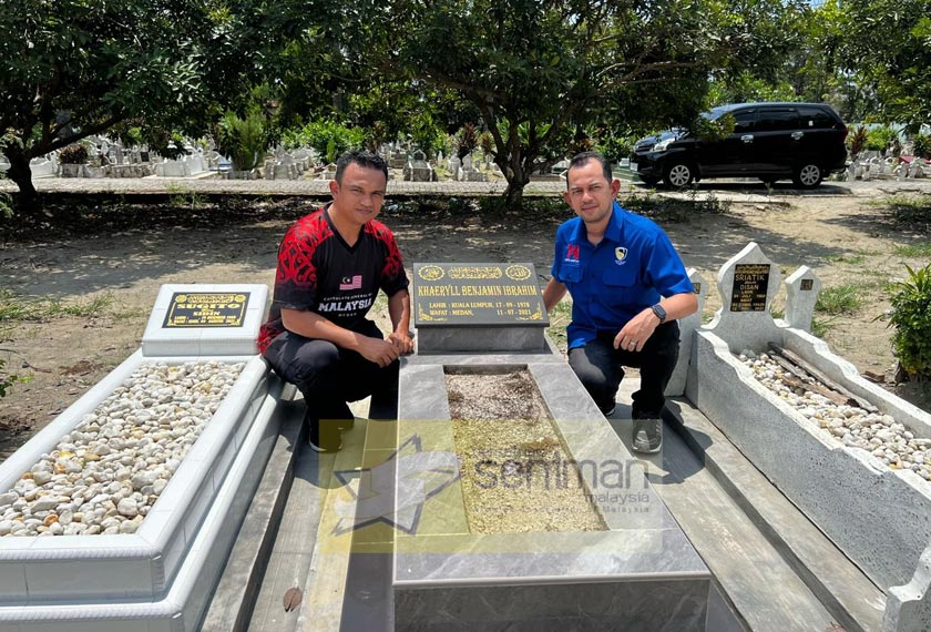 Hafiz (kanan) memaklumkan urusan ziarah itu mendapat kerjasama Pejabat Konsulat General Malaysia di Medan. - Foto Seniman