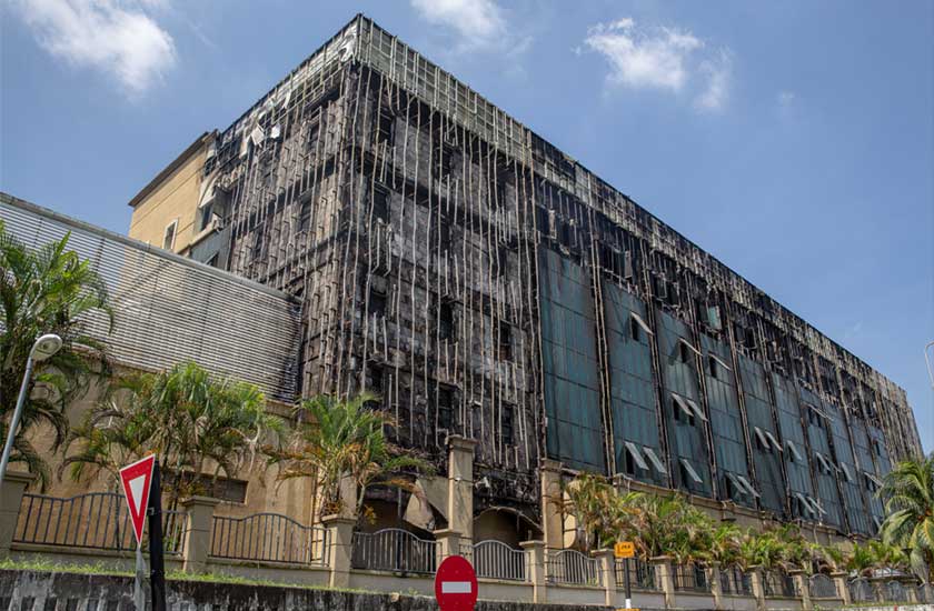 Kesan kebakaran di bangunan KWSP. - Gambar/ Shahir Omar/ Astro AWANI