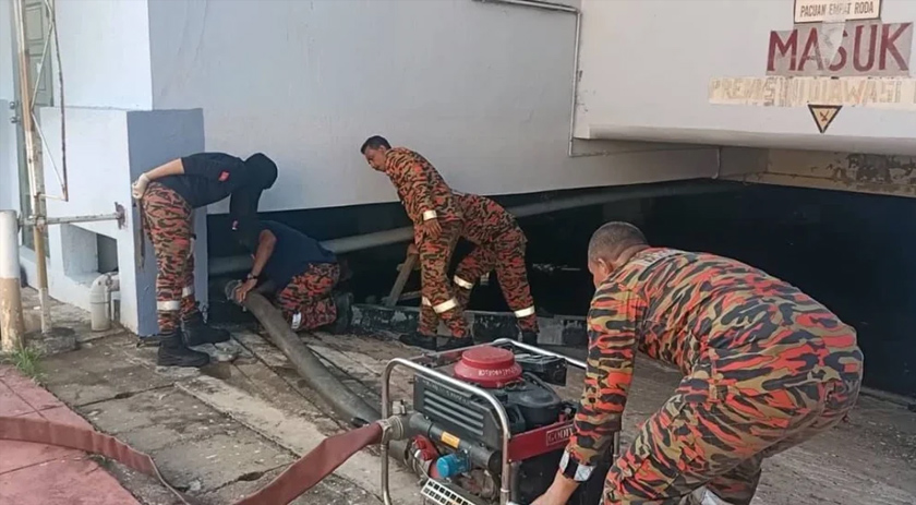 Anggota bomba melakukan kerja-kerja mengepam air. - Foto Sinar Harian