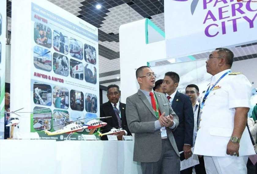 Muhammad Sanusi turut meninjau ruang pameran bagi menyaksikan peralatan canggih sistem pertahanan di LIMA’23. - Foto Urus Setia Penerangan Darul Aman (UPDA)