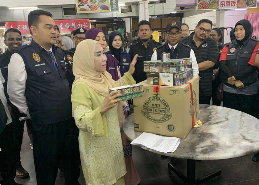 Dr Norhayati menyertai Operasi Mega Bersepadu Penguatkuasaan Peraturan-Peraturan Hasil Tembakau 2004 yang dijalankan di sekitar Ipoh malam tadi. - Foto Astro AWANI