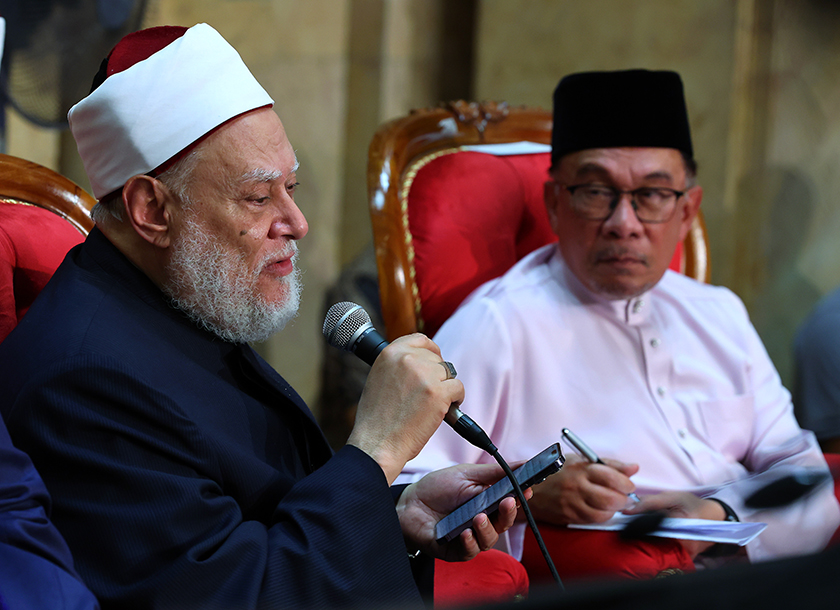Syeikh Dr Ali Juma'ah ketika menyampaikan Tausiah pada Majlis Ilmu MADANI bersama Perdana Menteri di Masjid Putra Putrajaya malam tadi. --fotoBERNAMA