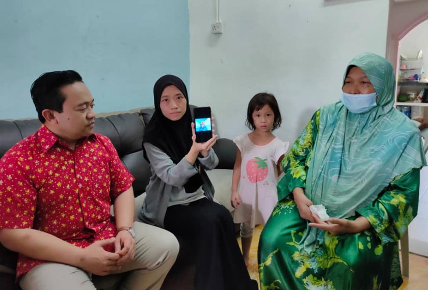 Meskipun Terkejut dengan berita kehilangan suaminya, Saffiyah (dua, kiri) berharap SAR mencari suaminya dapat dilanjutkan. - Foto Astro AWANI