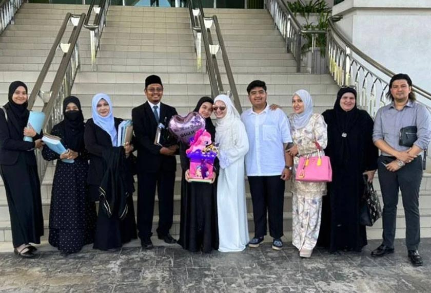 Ahli keluarga yang hadir di Mahkamah Syariah Kota Bharu. - Foto Sinar Harian