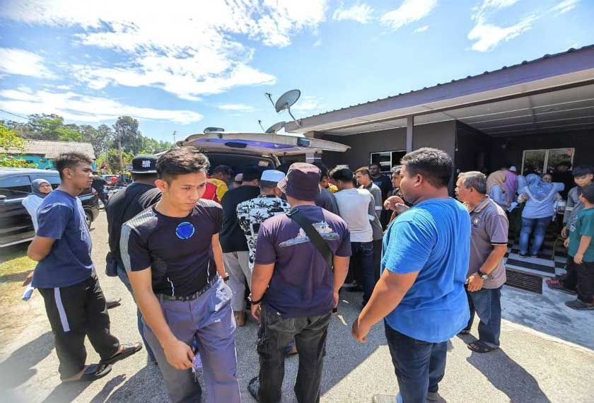 Orang ramai hadir ke rumah keluarga Allahyarham Muhammad Haidir pada Selasa. - Foto Sinar Harian