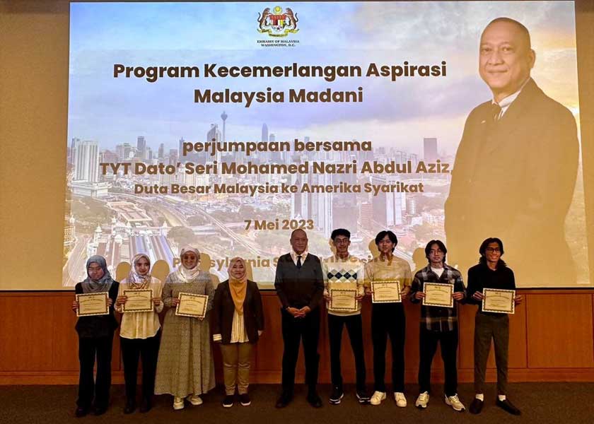 Datuk Seri Mohamed Nazri Aziz bersama pelajar yang mendapat keputusan cemerlang. - Gambar ihsan Kedutaan Malaysia