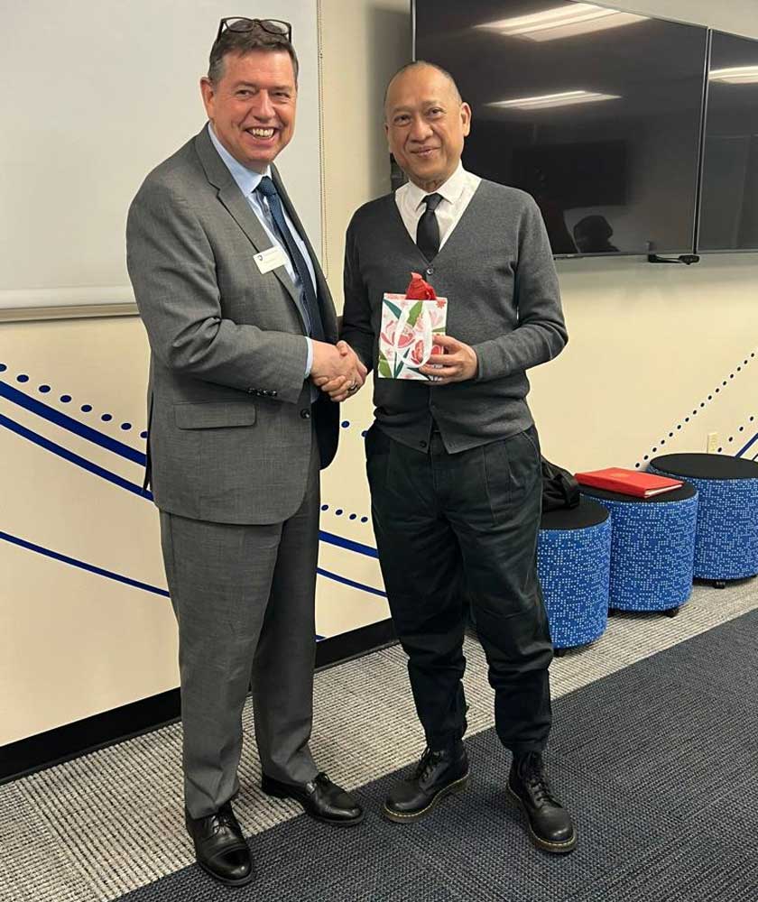Datuk Seri Mohamed Nazri Abdul Aziz bersama pihak pengurusan Pennsylvania State University. - Gambar ihsan Kedutaan Malaysia
